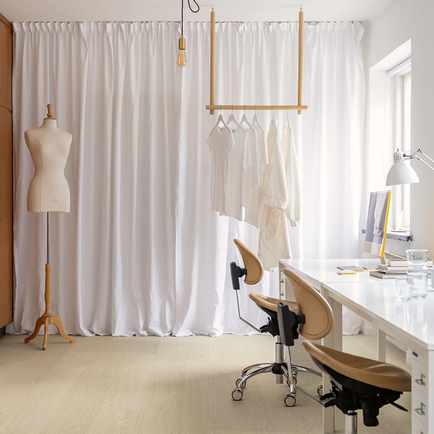 bureau à domicile avec un bureau et un sol en vinyle beige